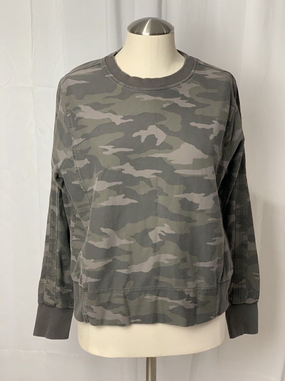 Athleta Women's Farallon Crew Neck Long Sleeve Sweatshirt Green Camo, Size Small